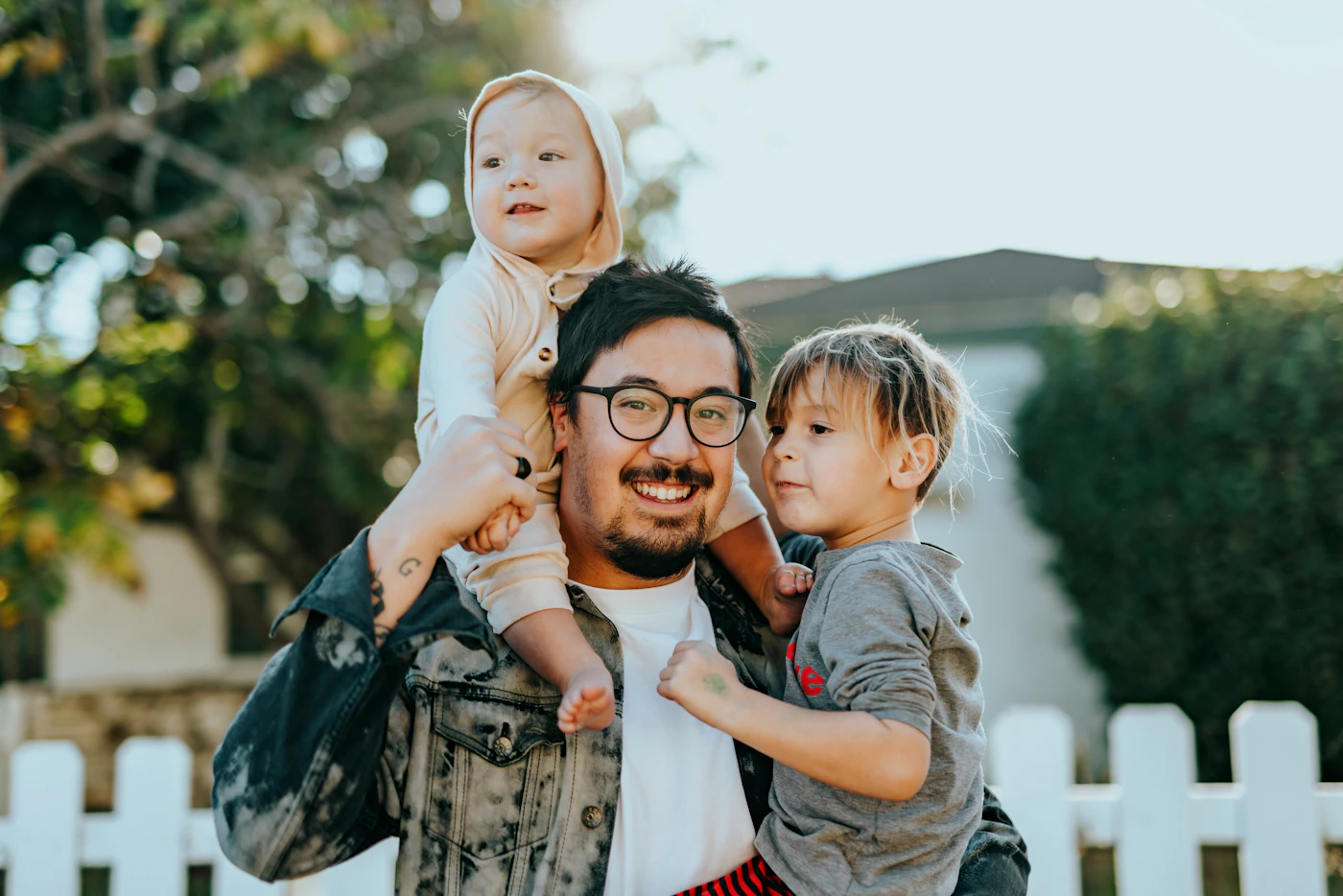 Família reunida em casa, representando tranquilidade e proteção